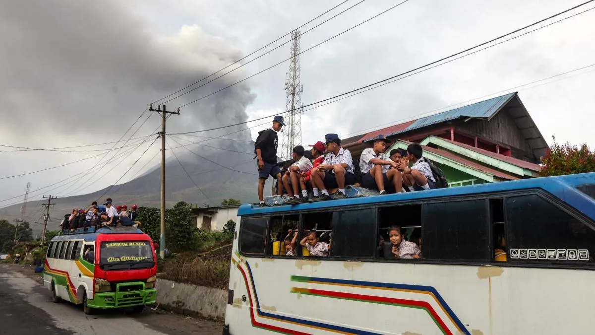 Aktivitas erupsi Gunung Sinabung di Sumatra masuk dalam deretan foto pilihan peristiwa dunia hari ini