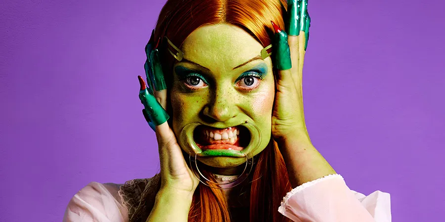 Komedian Fanny Bleach membawakan The Nearly Naked Show di Edinburgh Festival Fringe