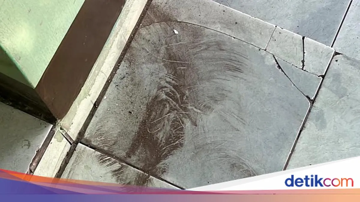 Fenomena hujan abu vulkanik Gunung Anak Krakatau yang menyelimuti wilayah Bandung