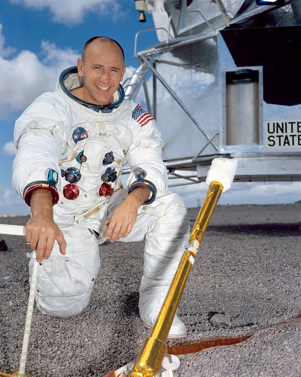 Alan Bean, astronot NASA dan manusia keempat yang berjalan di permukaan Bulan