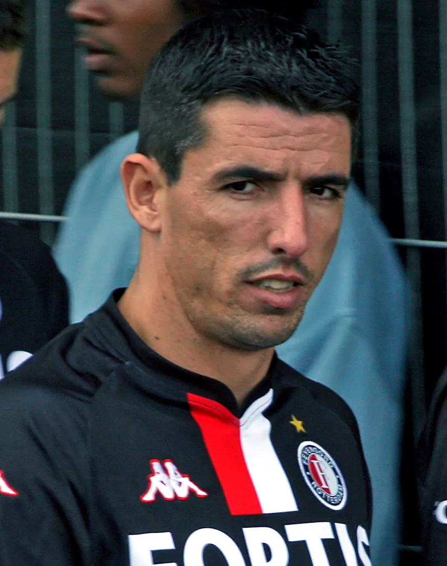 Roy Makaay, penyerang legendaris Belanda dan ikon klub Eropa, merayakan kemenangan di lapangan