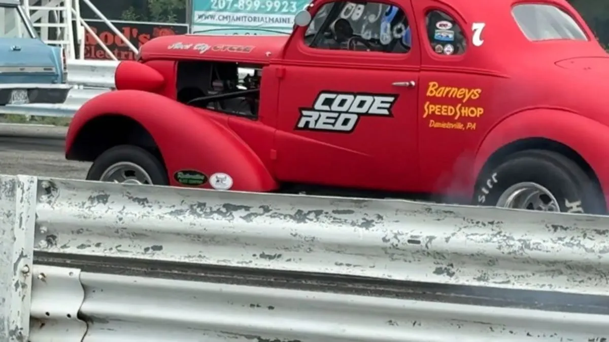 Gassah Guys tunjukkan aksi kecepatan mobil klasik di Oxford Dragway