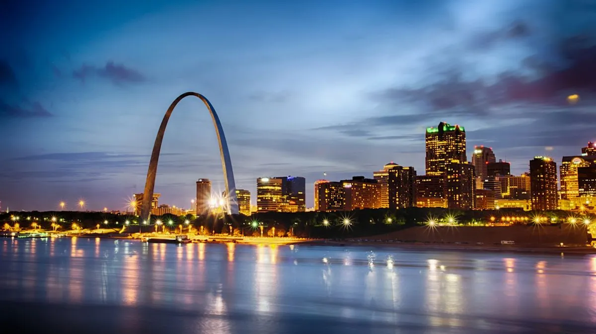Wisata kapal pesiar di Sungai Mississippi menawarkan pemandangan Gateway Arch National Park