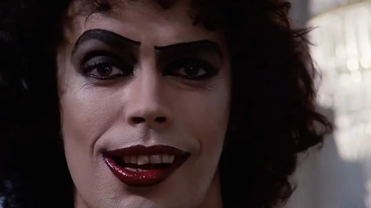 Gaya ikonik Dr. Frank-N-Furter yang diperankan Tim Curry meninggalkan warisan abadi bagi budaya pop dunia