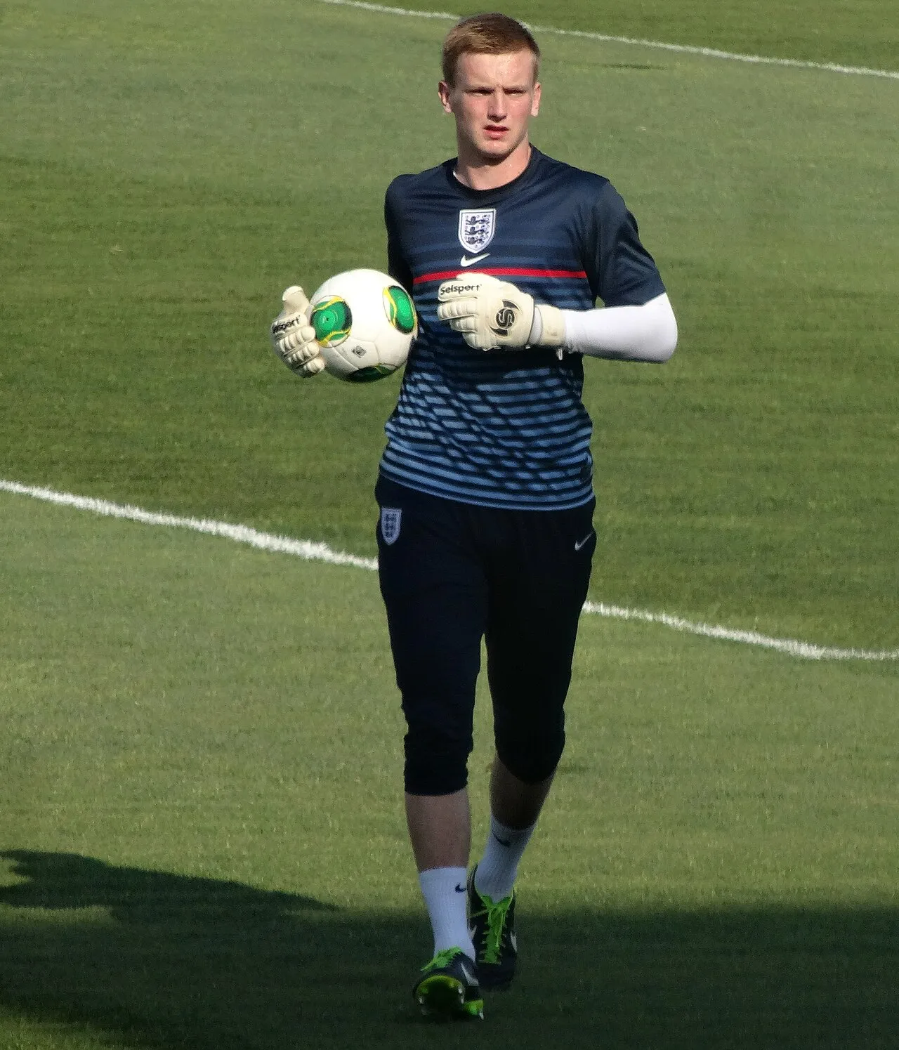 George Long penjaga gawang profesional yang membela klub Southampton di EFL Championship