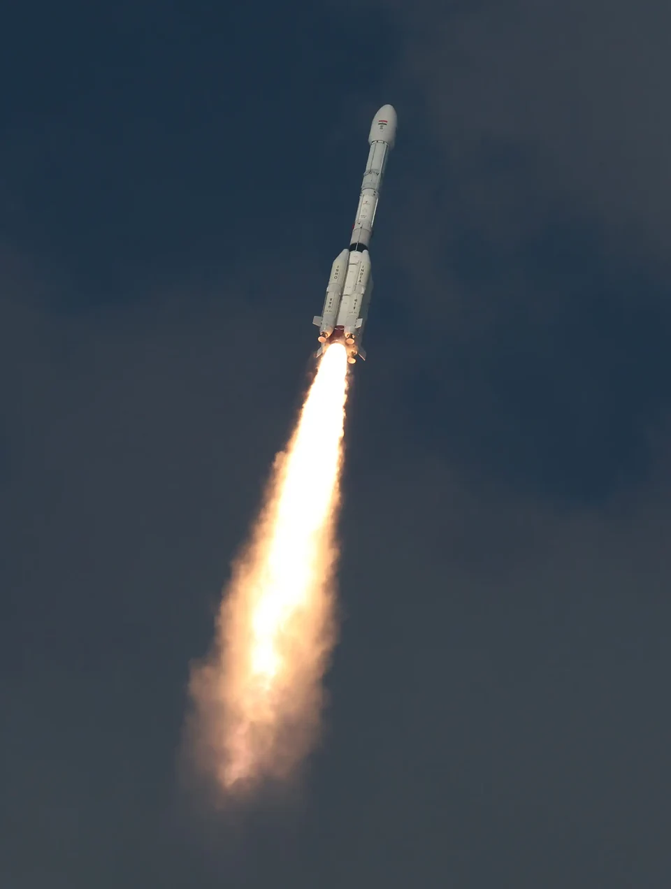 Geosynchronous Satellite Launch Vehicle (GSLV) milik ISRO saat meluncur membawa misi penting ke orbit bumi