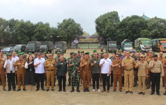Gubernur Bali Wayan Koster lepas sembilan truk bantuan logistik untuk korban bencana NTT