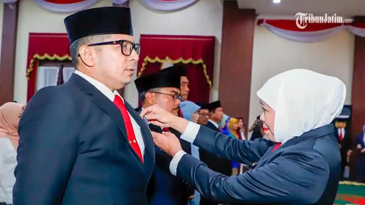 Gubernur Khofifah Indar Parawansa menyematkan Satyalancana Karya Satya kepada ASN Pemprov Jatim di Gedung Negara Grahadi