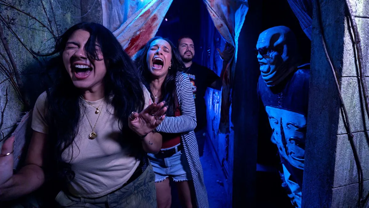 Pengunjung menikmati suasana Halloween Horror Nights di Universal Studios