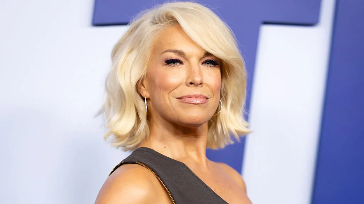 Hannah Waddingham tampil menawan dalam balutan gaun terbaik di karpet merah
