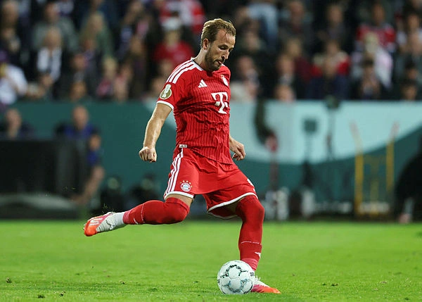 Harry Kane merayakan gol saat Bayern Munich menang 4-1 atas Osnabrueck di German Cup