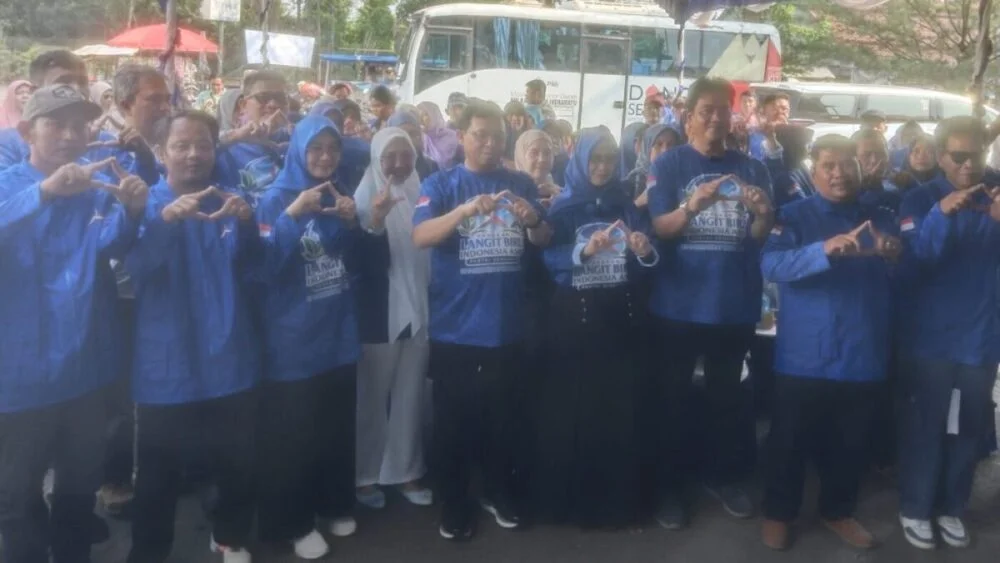 Herman Khaeron dan Ratnawati meninjau pelaksanaan pasar murah Partai Demokrat