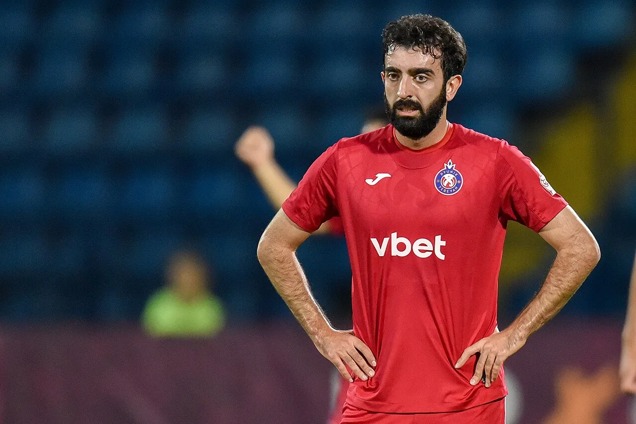 Hovhannes Harutyunyan, gelandang tengah profesional asal Armenia yang berkarier di liga domestik dan internasional
