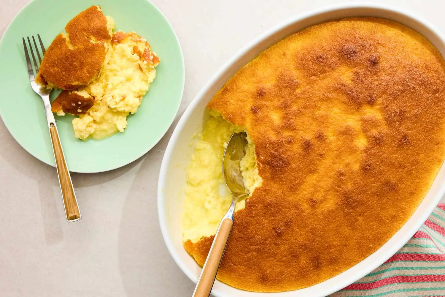 Lemon Surprise Pudding dengan taburan gula halus di atas mangkuk saji