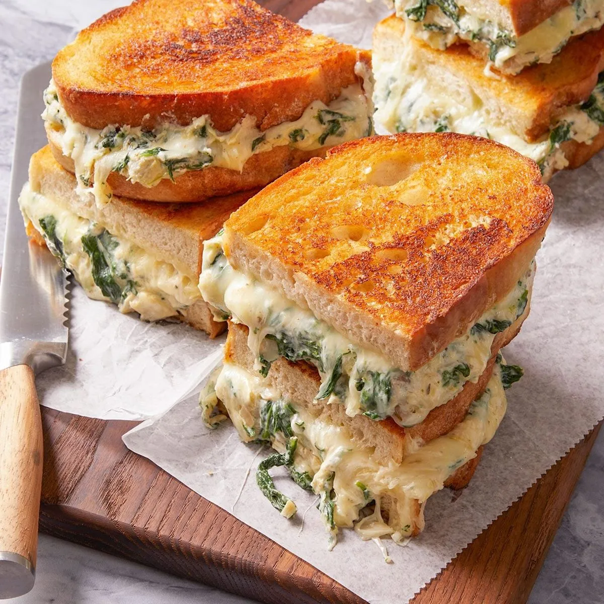 Roti grilled cheese dengan lelehan keju mozzarella dan isian bayam artichoke