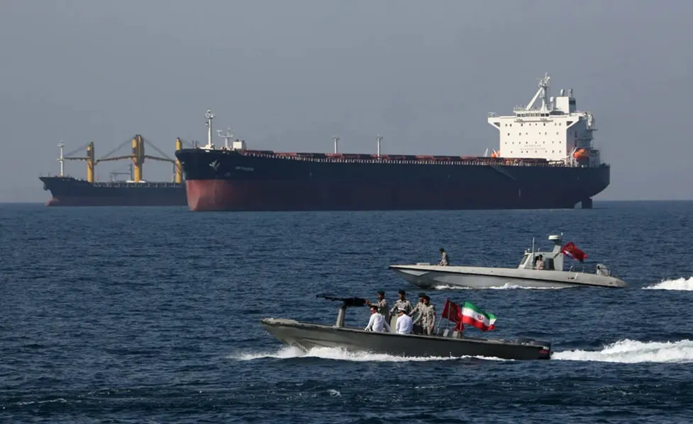Kapal tanker minyak melintasi perairan Selat Hormuz dalam penjagaan ketat