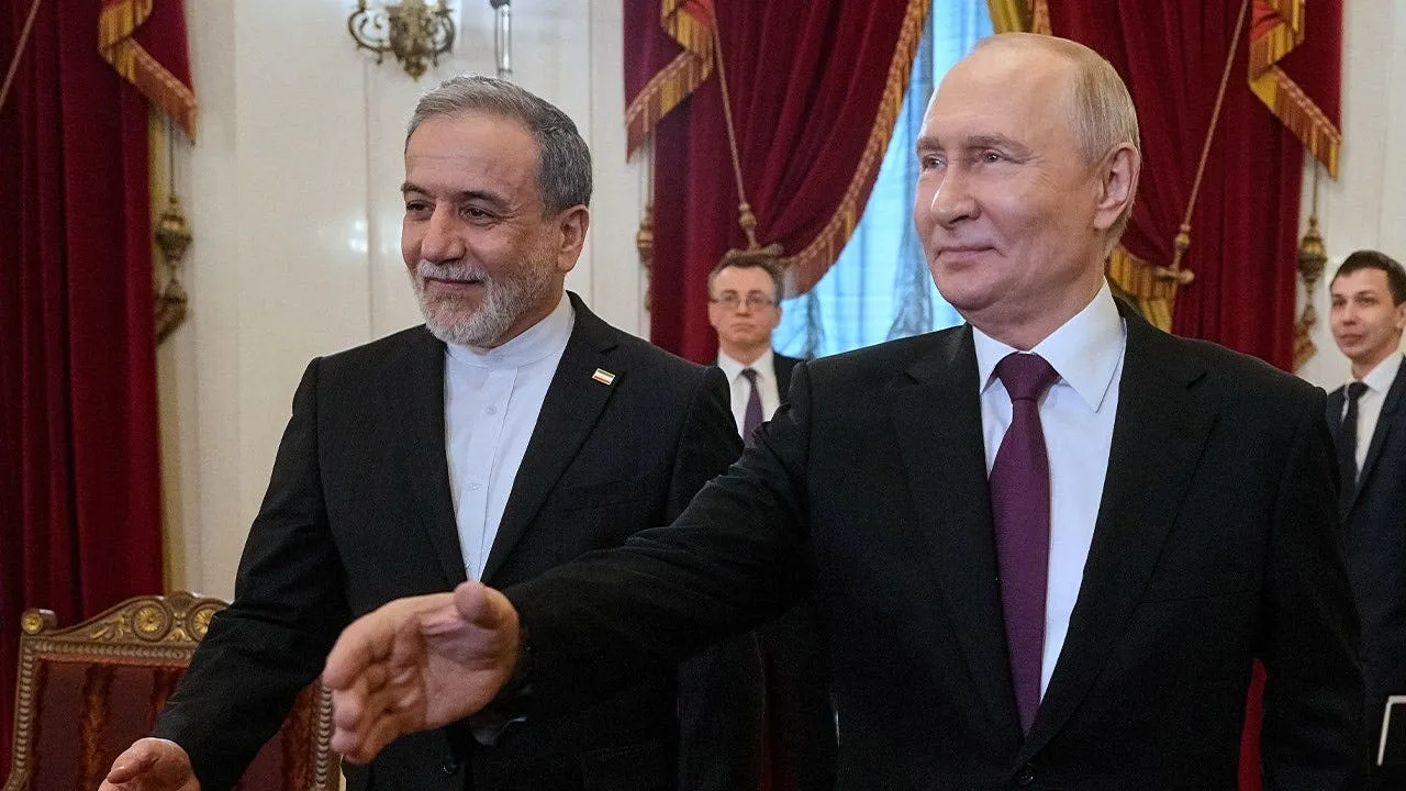 Presiden Rusia Vladimir Putin dan delegasi Iran dalam pertemuan diplomatik