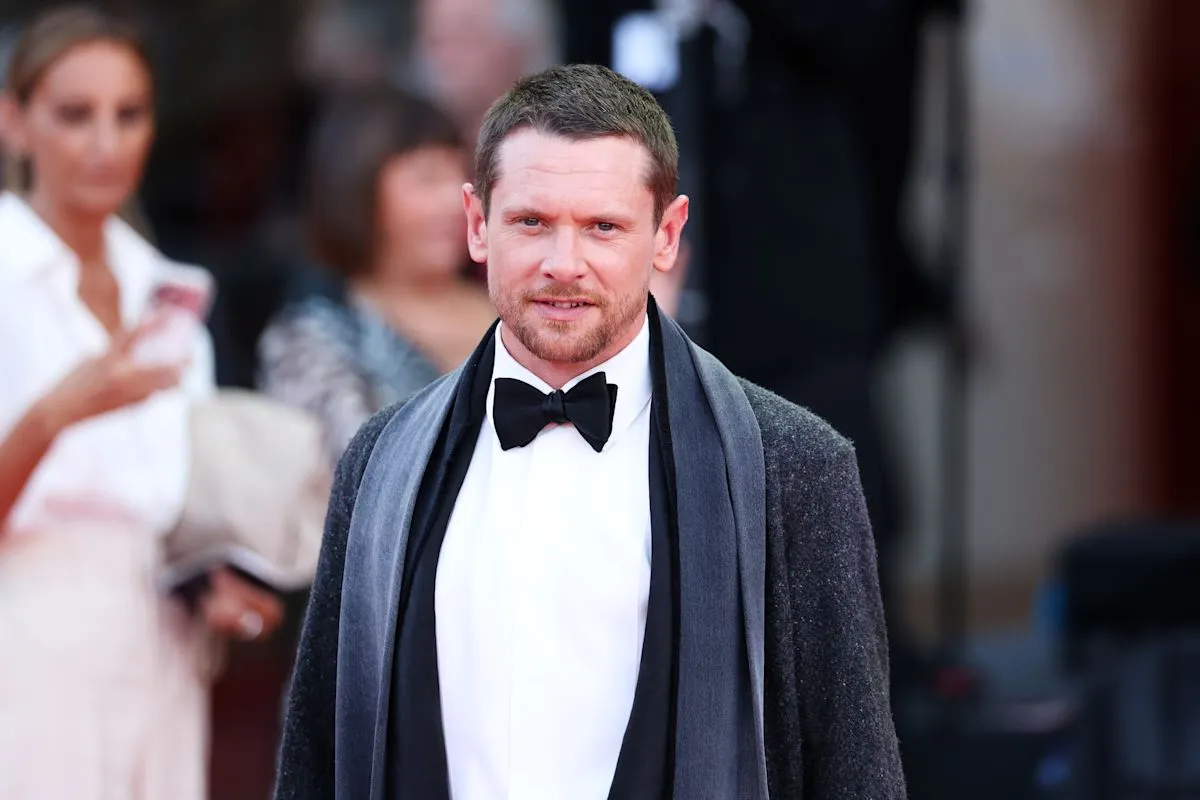 Jack O'Connell mengenakan mantel Dior di Festival Film Venice 2026