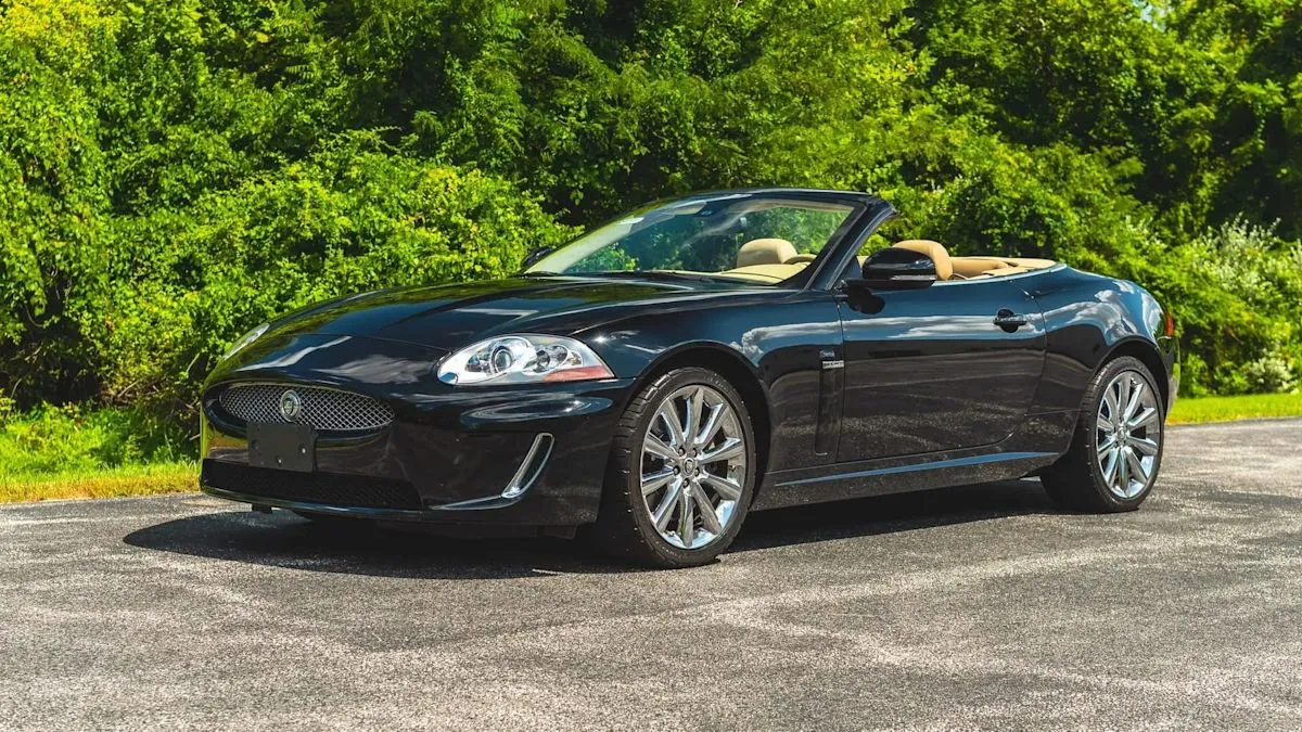 Jaguar XK Convertible 2010 jarak tempuh rendah dilelang di Bring a Trailer