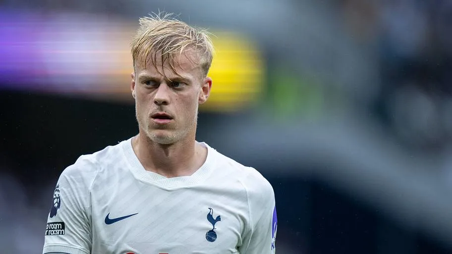 Jan Paul van Hecke mendapat sorotan tajam usai pindah ke Tottenham Hotspur