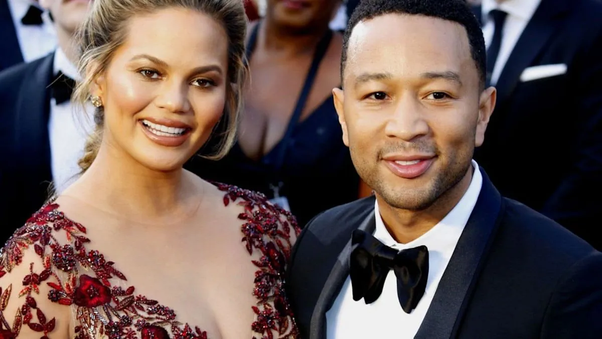 John Legend menari bersama anjing poodle raksasa bernama Petey di National Dog Day