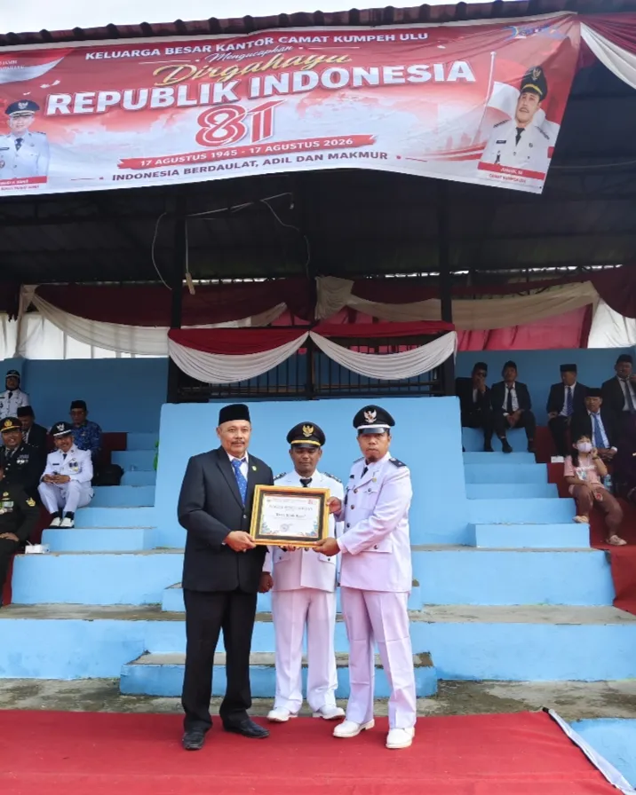 Junaidi anggota DPRD Muaro Jambi memberikan penghargaan kepada veteran dalam rangka HUT ke-81 RI