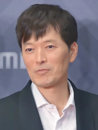 Jung Jae-young memenangkan berbagai penghargaan aktor terbaik di industri film Korea Selatan
