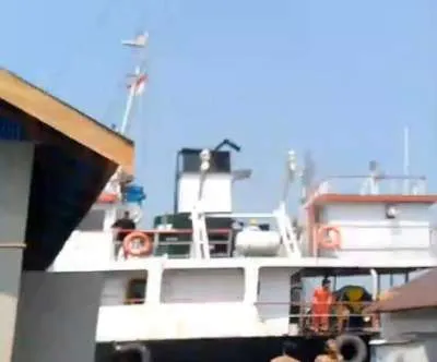 Kapal LCT nekat tabrak kabel listrik di Sungai Alalak hingga putus dan tiang miring