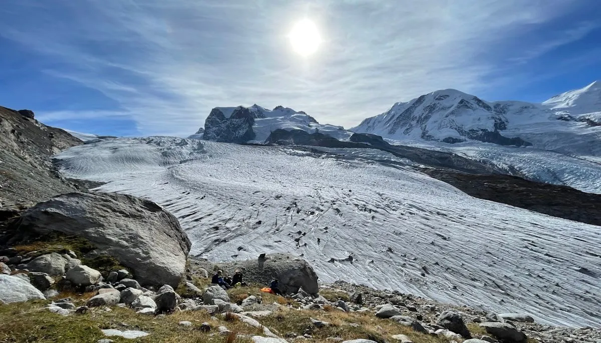 Kabel serat optik ungkap gempa es dan hidrofraktur di gletser Swiss