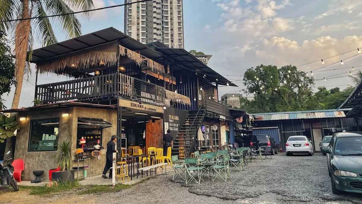 Deretan kafe pinggir jalan di Johor Bahru dengan tren kursi camping