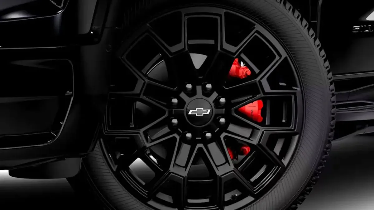 Kaliper rem Brembo Boldika berwarna merah pada roda kendaraan besar