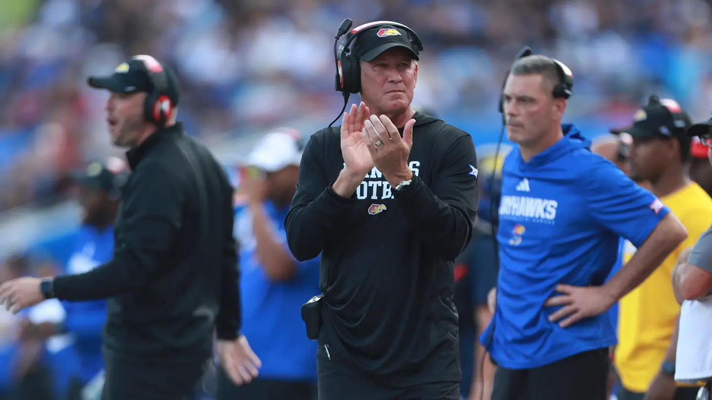 Kansas Jayhawks bersiap menghadapi West Virginia Mountaineers di pekan ke-11