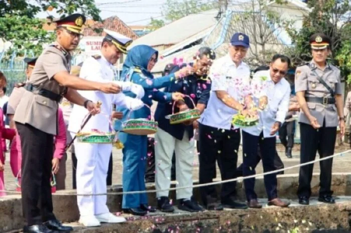 Kapolres Tegal Kota AKBP Heru Antariksa Cahya memimpin kegiatan ziarah dan tabur bunga Hari Bhayangkara ke-80
