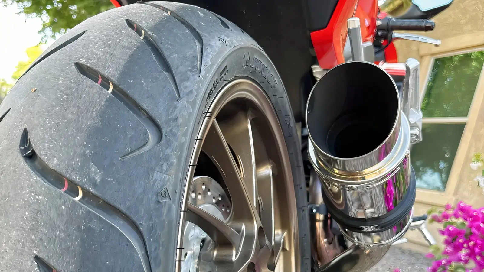 Karakter mesin Honda V4 pada Honda VFR800 Interceptor kalahkan superbike modern