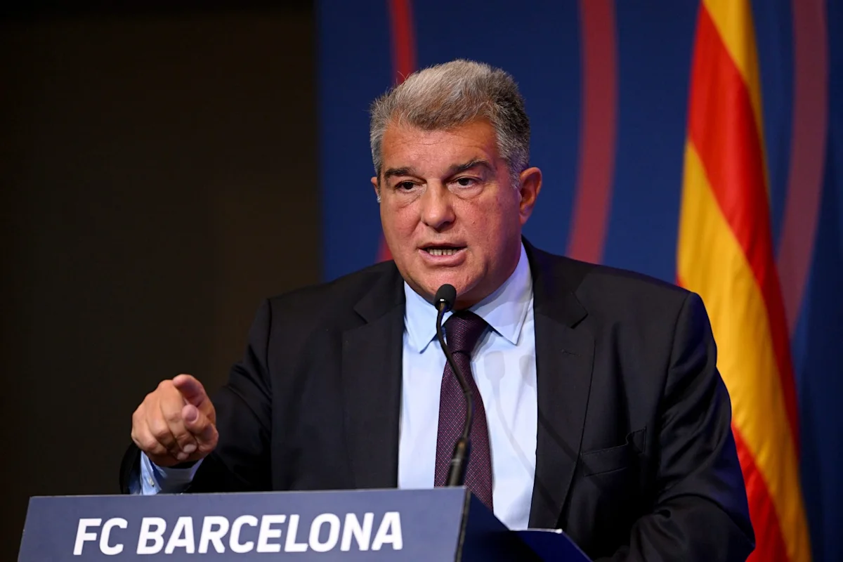 Suasana stadion Camp Nou dan lambang klub FC Barcelona di Spanyol