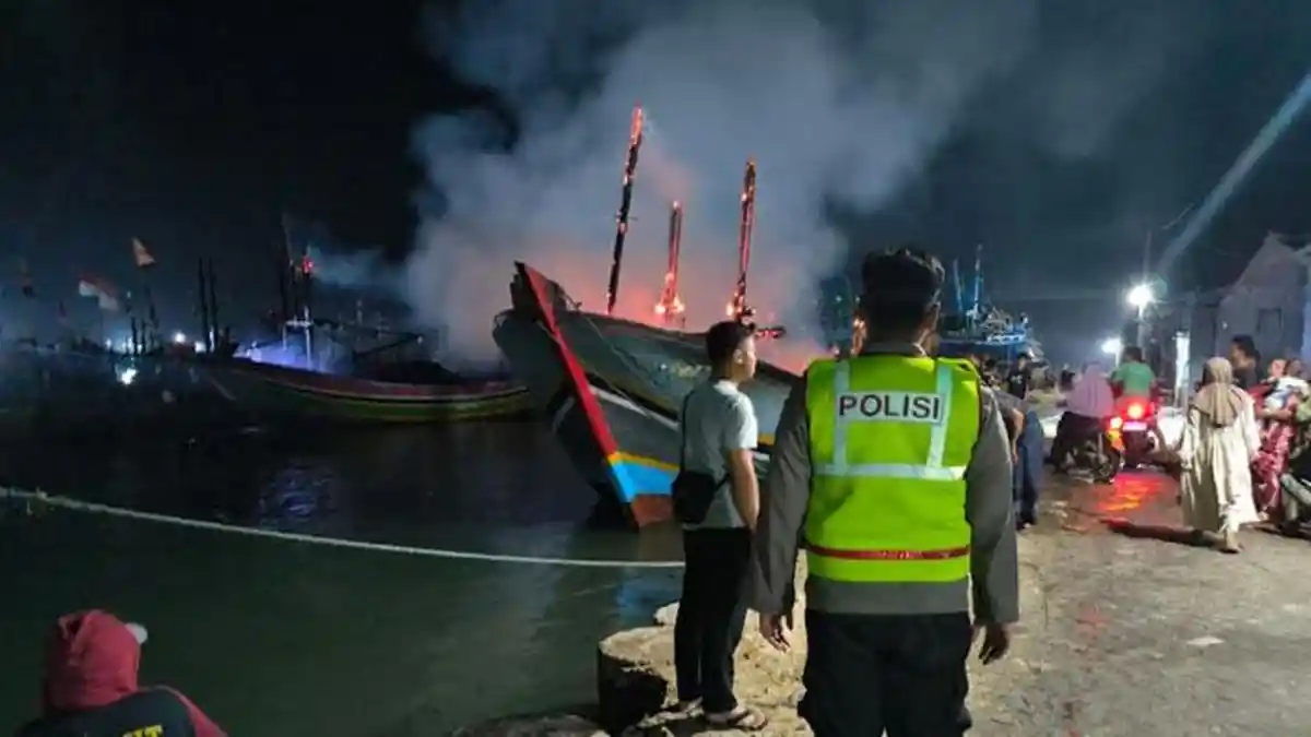 Dua kapal nelayan ludes terbakar di PPI Karangagung Tuban dengan kerugian Rp1 miliar