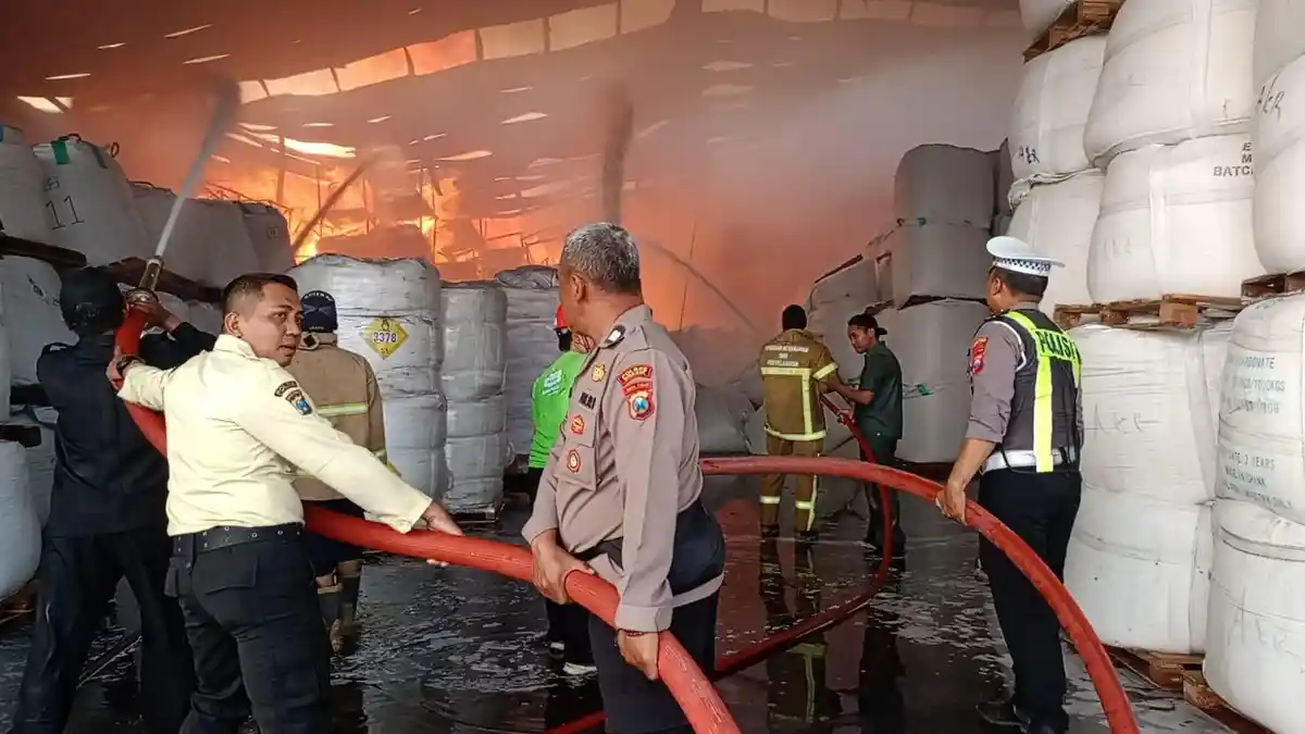 Kebakaran hebat hanguskan gudang pabrik PT Wings Surya di Driyorejo Gresik