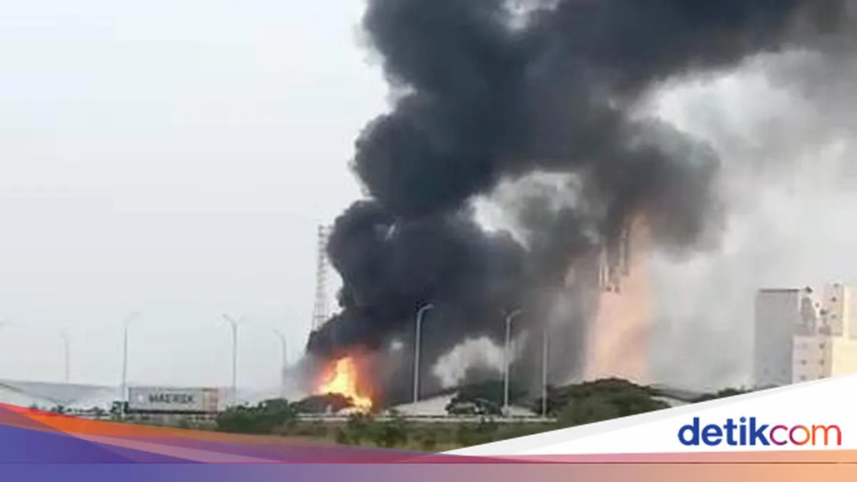 Kepulan asap hitam membumbung tinggi saat kebakaran hebat melanda gudang PT Wings Surya di Gresik