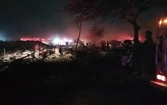 Gudang rongsokan di Jalan Nakula Denpasar terbakar hebat dan sulit dipadamkan