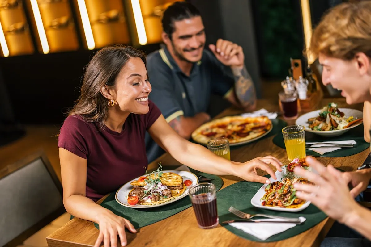 Kebiasaan pacar suka berbagi makanan bikin pacar kesal di restoran
