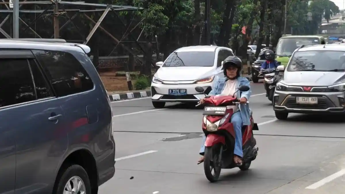 Ngeri, leher pemotor terjerat kabel menjuntai di Jalan DI Panjaitan Jakarta Timur