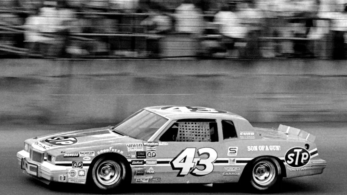 Mobil NASCAR melaju kencang di sirkuit sebelum era penggunaan restrictor plates
