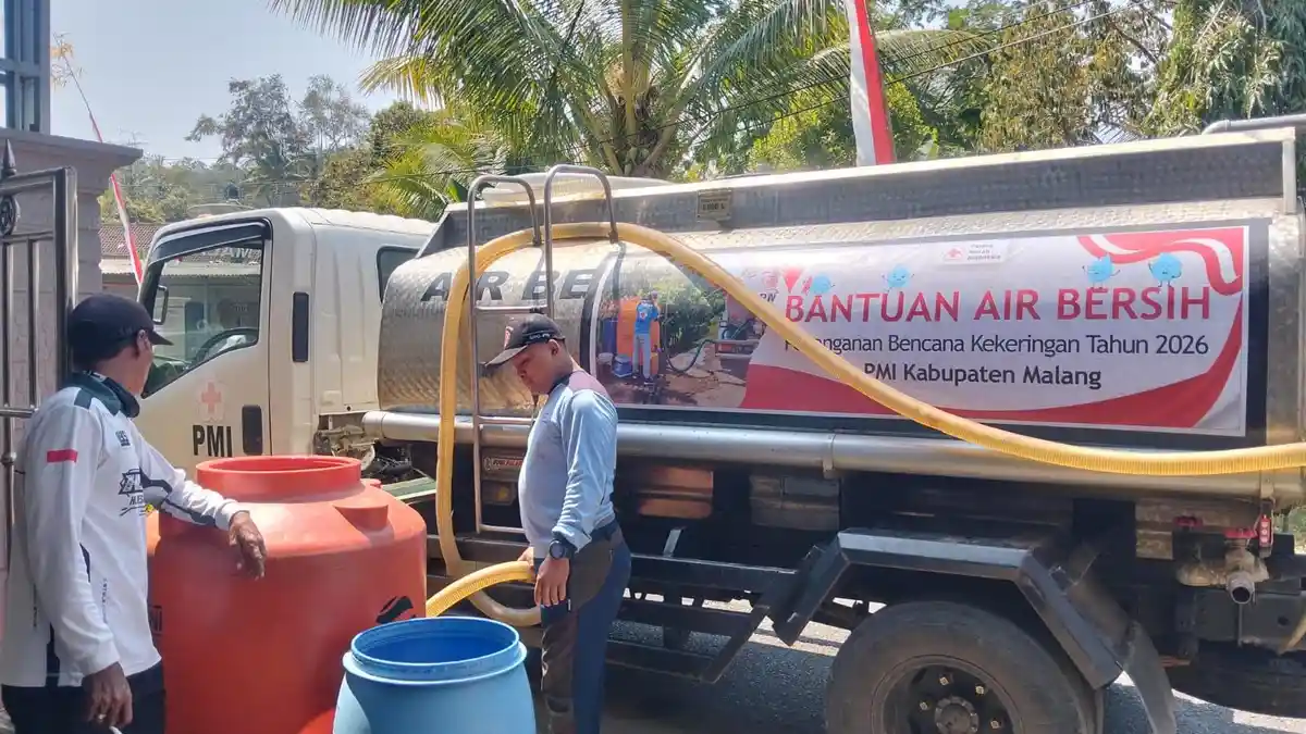 Warga mengantre pasokan air bersih akibat kekeringan di Kabupaten Malang