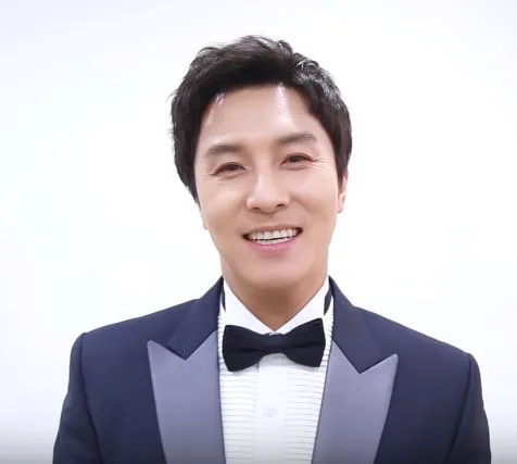 Kim Dong-wan merupakan penyanyi dan aktor asal Korea Selatan yang sukses berkarier bersama Shinhwa.
