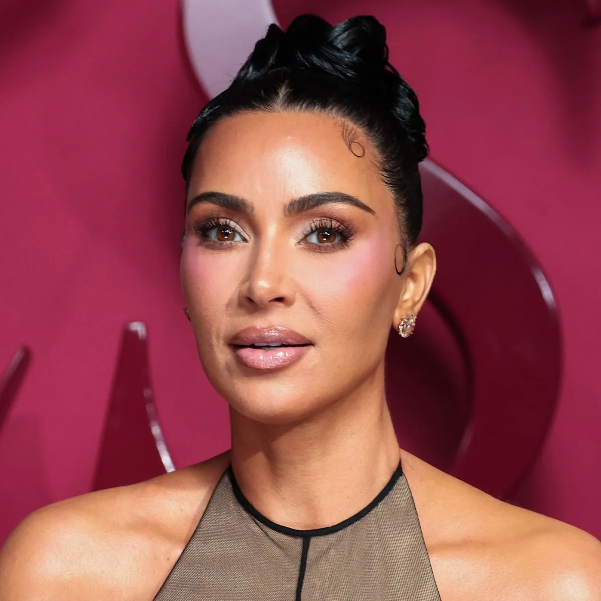Kim Kardashian dan Lewis Hamilton dalam liburan musim panas di pantai Hawaii