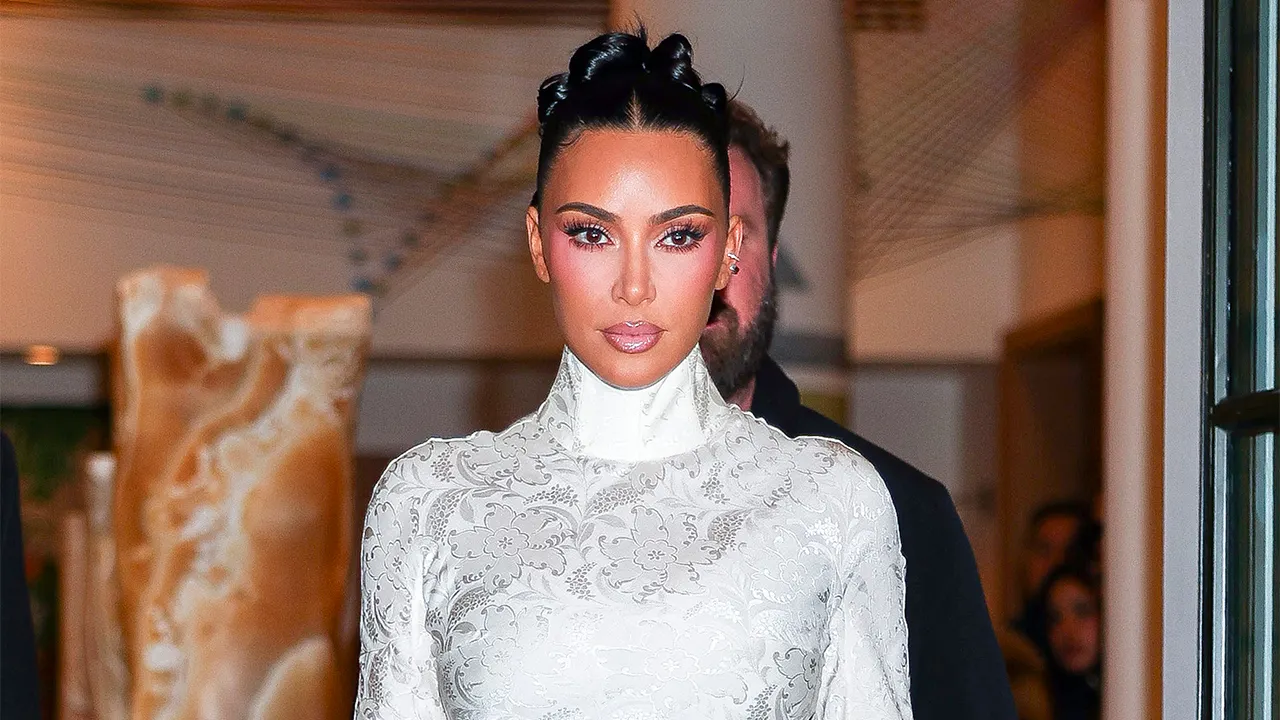 Kim Kardashian dan Lewis Hamilton pamer foto liburan tropis bersama di pantai