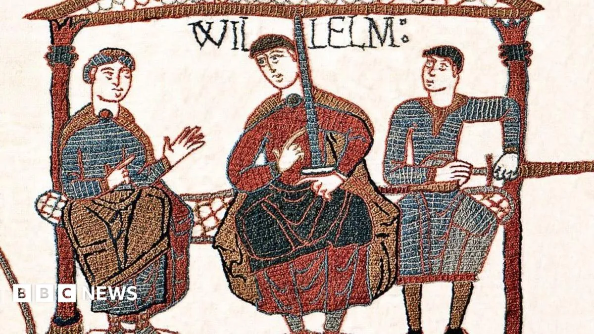 King Charles dan Emmanuel Macron meninjau Permadani Bayeux di British Museum