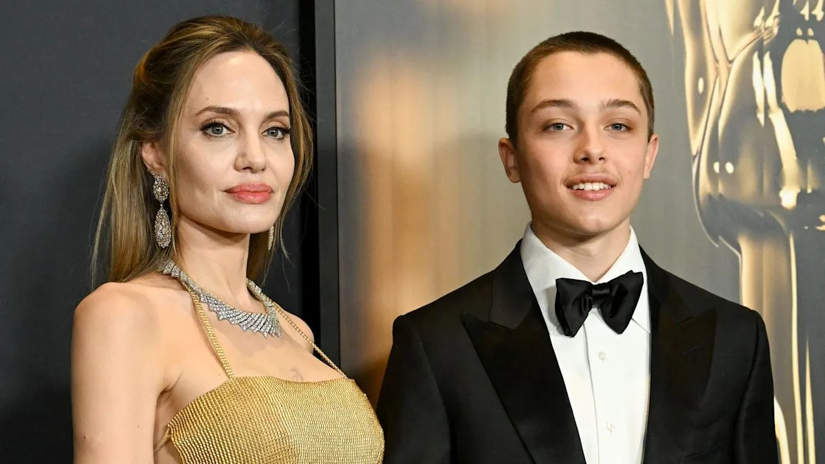 Knox Jolie tampil dengan gaya kasual dan rambut berwarna di Los Angeles
