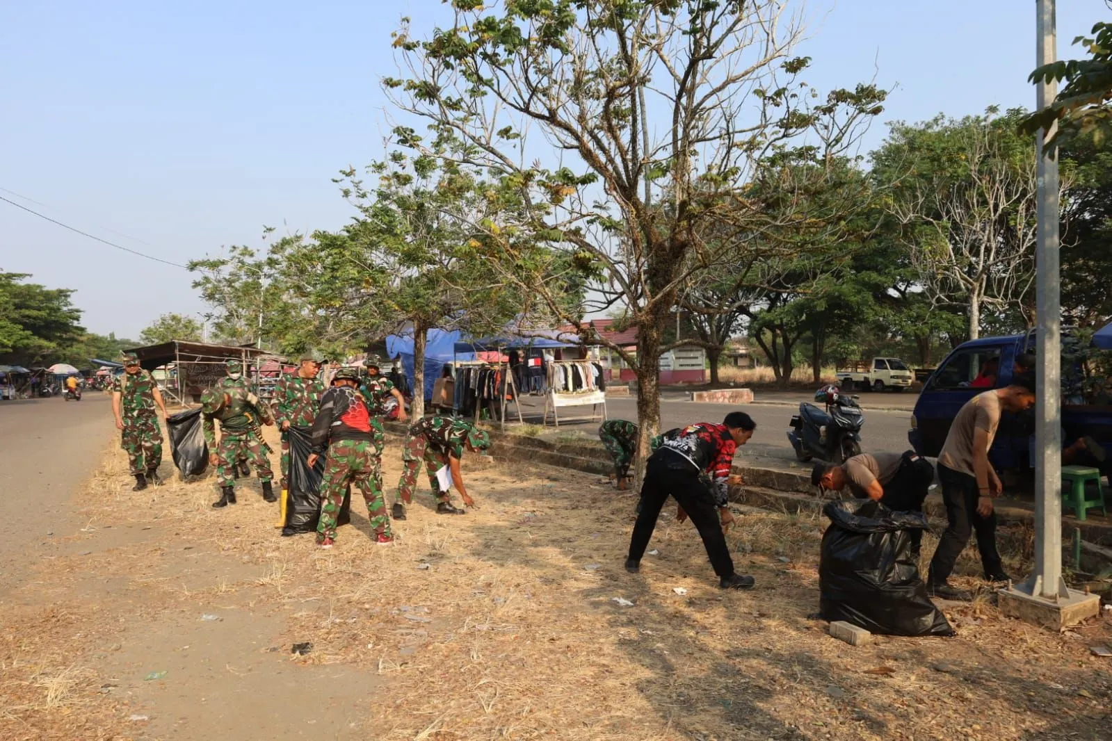 Kodim 1010 Tapin ajak warga ubah perilaku buang sampah lewat karya bakti di Pasar Keraton
