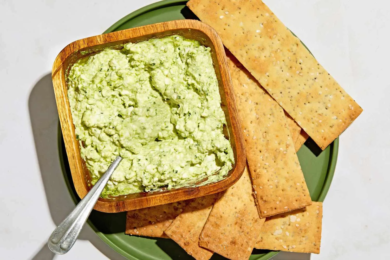 Kombinasi cottage cheese dan pesto menjadi camilan gurih kaya protein